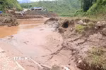 Lũ lên cao khiến một số khu vực hai bên suối Nậm Cuổi của xã Nậm Mạ, Lai Châu, bị sạt lở. (Ảnh: Nguyễn Oanh/TTXVN)