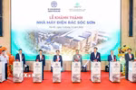 Các đại biểu thực hiện nghi thức khánh thành Nhà máy điện rác Sóc Sơn. (Ảnh: Quốc Lũy/TTXVN)
