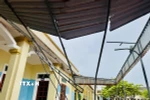 Trường học ở xã Đồng Tiến bị tốc mái hư hỏng. (Ảnh: Hoàng Ngà/TTXVN)