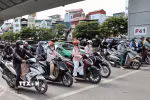 Áo chống nắng, khẩu trang là những vật không thể thiếu của người dân khi tham gia giao thông. (Ảnh: Vũ Quang/TTXVN)