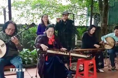 Các nghệ nhân, câu lạc bộ văn hóa dân gian trên địa bàn tỉnh Quảng Trị bền bỉ thực hành, trao truyền các giá trị văn hóa truyền thống đến cộng đồng và thế hệ mai sau. (Ảnh: TTXVN phát)