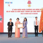 Bộ trưởng Bộ Văn hóa, Thể thao và Du lịch Lâm Thị Phương Thanh trao Huân chương Lao động hạng Ba của Chủ tịch nước tặng Nhà xuất bản Thông tấn. Ảnh: Minh Quyết - TTXVN