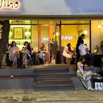 Các bạn trẻ vừa thưởng thức “vang vỉa” vừa trò chuyện, ngắm đường phố. (Ảnh: Mai Huyền/Vietnam+)