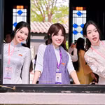 Hoa hậu Thanh Thủy (bên phải) cùng “Hành trình đỏ” lan tỏa tình hữu nghị Việt-Trung. (Ảnh: CTV/Vietnam+)