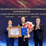 Tổ chức Kỷ lục người Việt toàn cầu đã vinh danh và trao giấy chứng nhận Kỷ lục gia Toàn cầu cho Đỗ Trịnh Hoài Nam. Ảnh: NVCC)