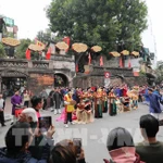 Đoàn rước lễ qua Ô Quan Chưởng. (Ảnh: TTXVN)