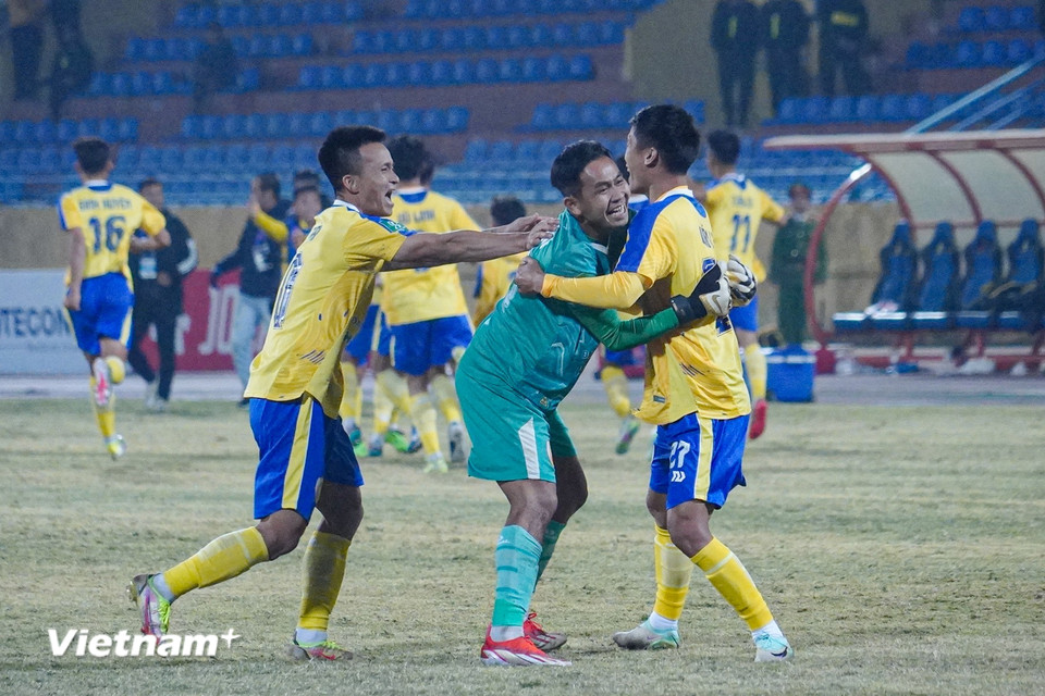 "Quật ngã" đối thủ được đánh giá cao hơn là Hà Nội FC, Đồng Tháp tiến vào tứ kết Cúp Quốc gia 2024-2025 và sẽ tiếp tục gặp một đội bóng đang chơi ở V-League là Sông Lam Nghệ An. (Ảnh: Việt Anh/Vietnam+)