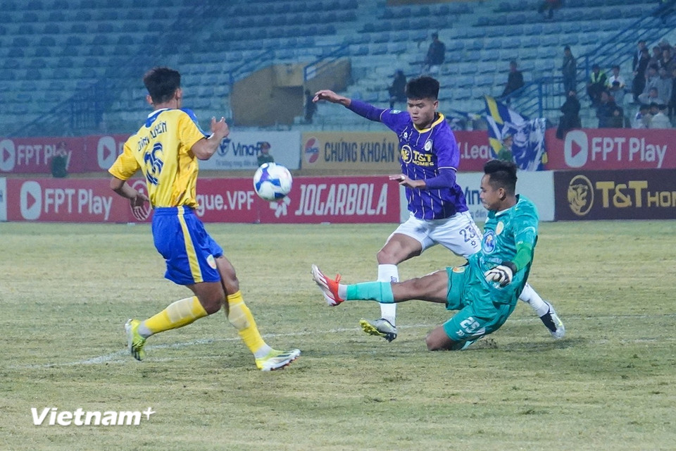 Bế tắc trong suốt 90 phút thi đấu chính thức, Hà Nội FC để đối thủ "dưới cơ" Đồng Tháp kéo vào loạt sút luân lưu đầy may rủi. (Ảnh: Việt Anh/Vietnam+)