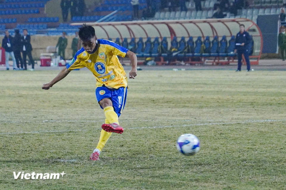Tiền vệ Nguyễn Tuấn Em thực hiện thành công lượt sút quyết định, "tiễn" Hà Nội FC rời khỏi đấu trường Cúp Quốc gia 2024-2025. (Ảnh: Việt Anh/Vietnam+)