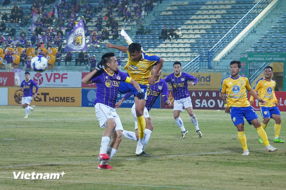 Pha đánh đầu "giải nguy" của trung vệ Nhựt Huy bên phía Đồng Tháp. (Ảnh: Việt Anh/Vietnam+)