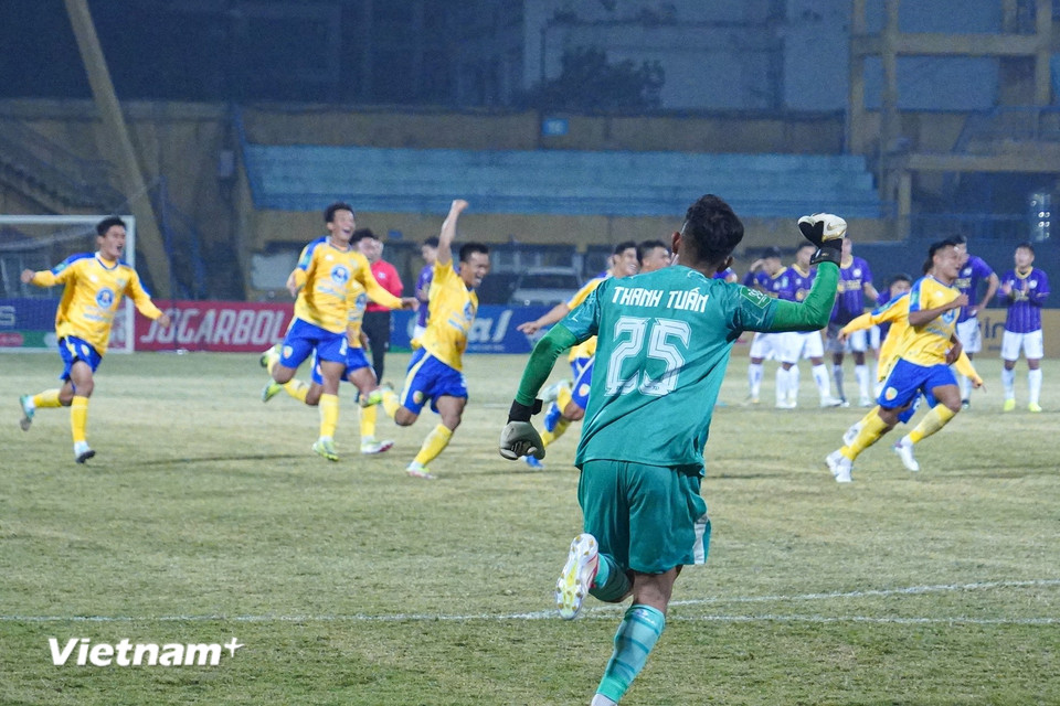 Niềm vui của thủ môn Thanh Tuấn và các đồng đội. (Ảnh: Việt Anh/Vietnam+)