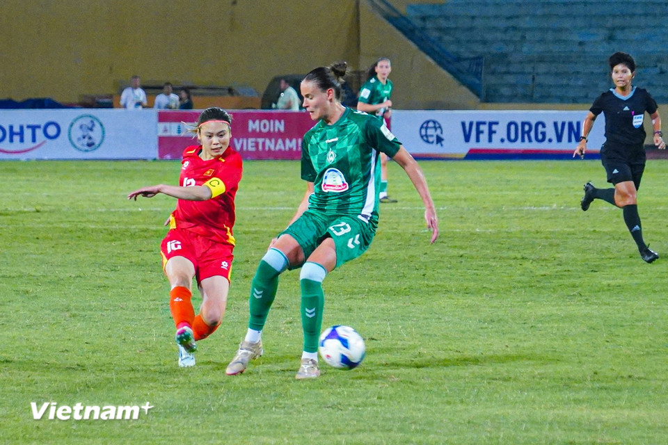 Các học trò của huấn luyện viên Mai Đức Chung thường phải dứt điểm từ xa do gặp khó trong việc tiếp cận khung thành của đội khách. (Ảnh: Việt Anh/Vietnam+)