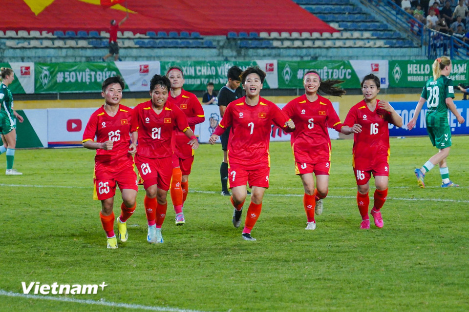 Niềm vui của Minh Chuyên và các đồng đội. (Ảnh: Việt Anh/Vietnam+)