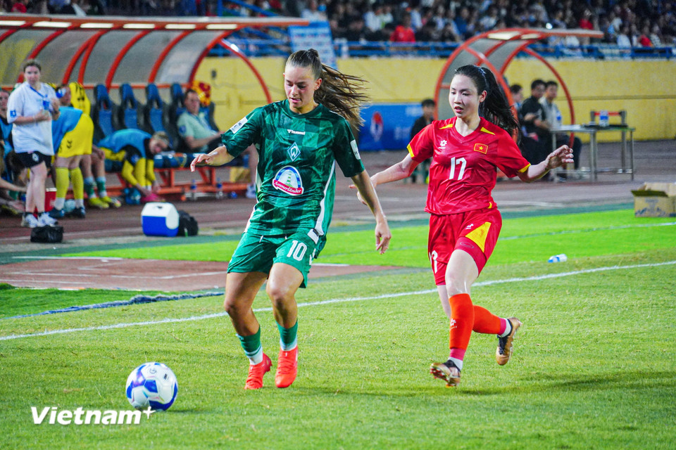 Những "Cô gái Vàng" của bóng đá Việt Nam gặp nhiều khó khăn trước đối thủ vượt trội về thể lực-thể hình. (Ảnh: Việt Anh/Vietnam+)