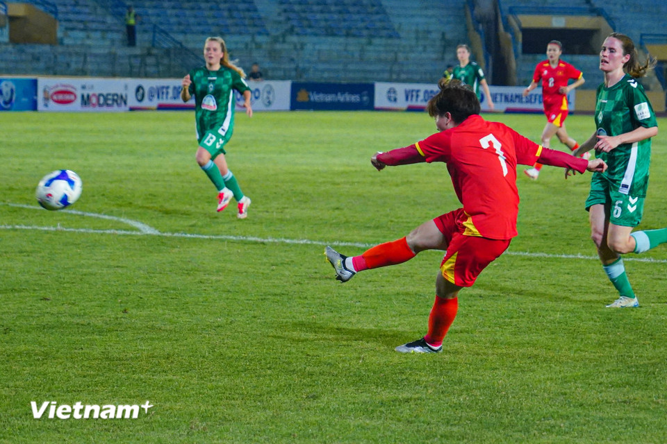 Đến phút cuối cùng, Tuyết Dung có cơ hội ghi thêm bàn thắng cho tuyển Nữ Việt Nam nhưng lại đưa bóng đi vọt xà. (Ảnh: Việt Anh/Vietnam+)