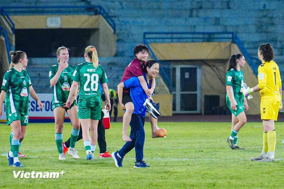 Nguyễn Thị Vạn (áo tím) phải rời sân sau hiệp 1 vì chấn thương. (Ảnh: Việt Anh/Vietnam+)