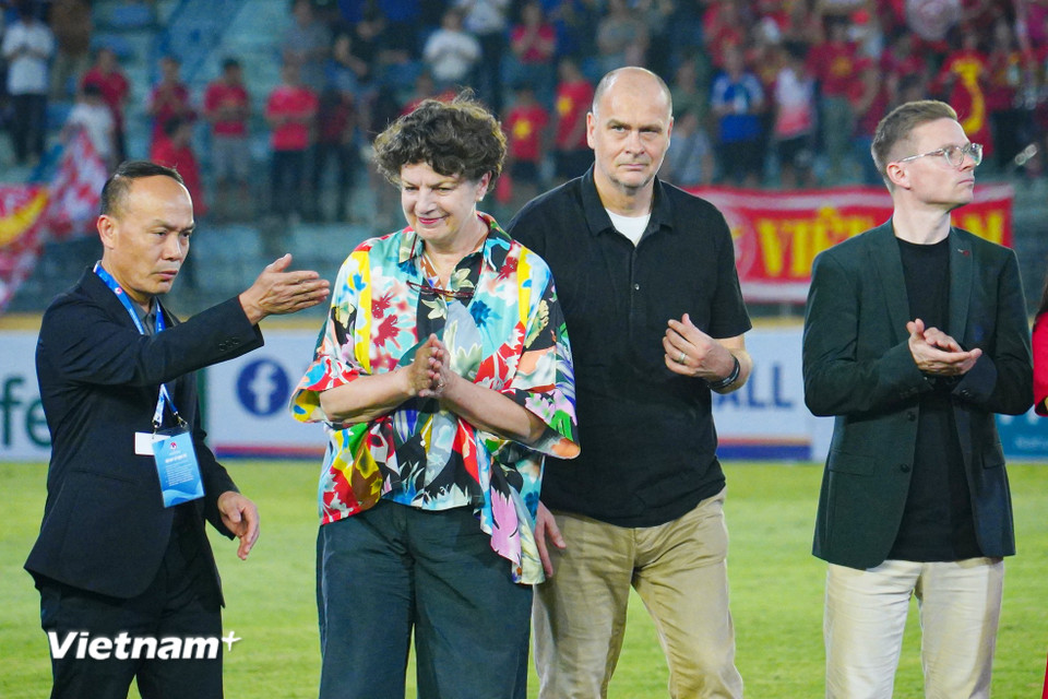 Bà Helga Margarete Barth, Đại sứ Cộng hòa Liên bang Đức tại Việt Nam đến sân Hàng Đẫy để dự khán trận đấu. (Ảnh: Việt Anh/Vietnam+)