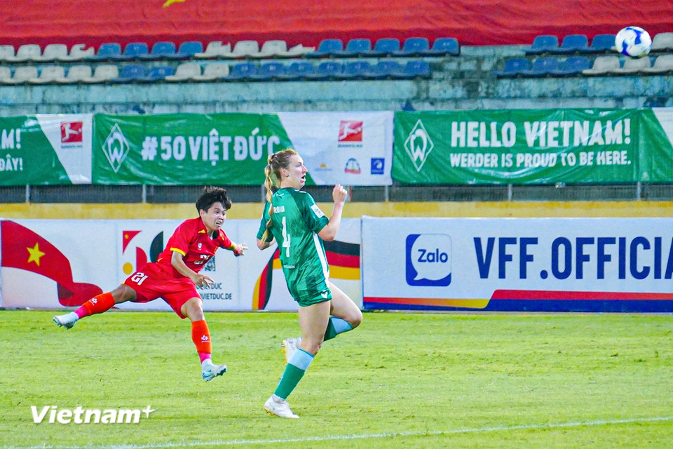 Đội tuyển Nữ Việt Nam là đội có tình huống dứt điểm đầu tiên trong trận đấu với pha ra chân nhanh của Ngân Thị Vạn Sự. (Ảnh: Việt Anh/Vietnam+)