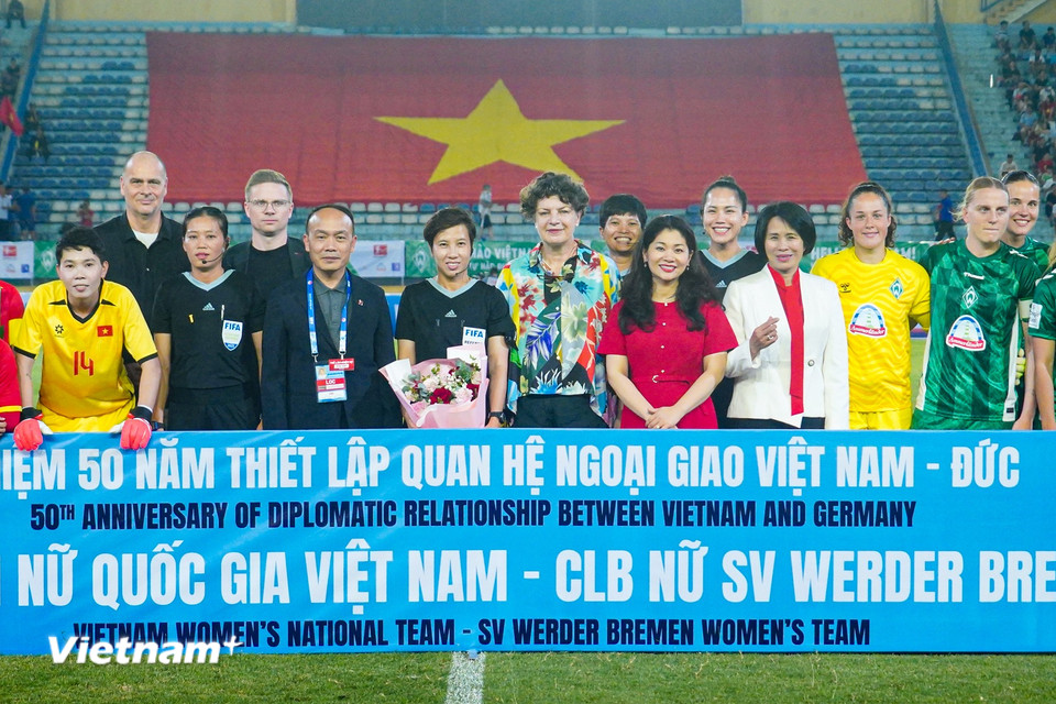 Tối 16/5, Đội tuyển Bóng đá Nữ Việt Nam tiếp đón Câu lạc bộ Nữ Werder Bremen trong trận giao hữu đặc biệt nhân dịp kỷ niệm 50 thiết lập quan hệ ngoại giao Việt Nam-Đức. (Ảnh: Việt Anh/Vietnam+)