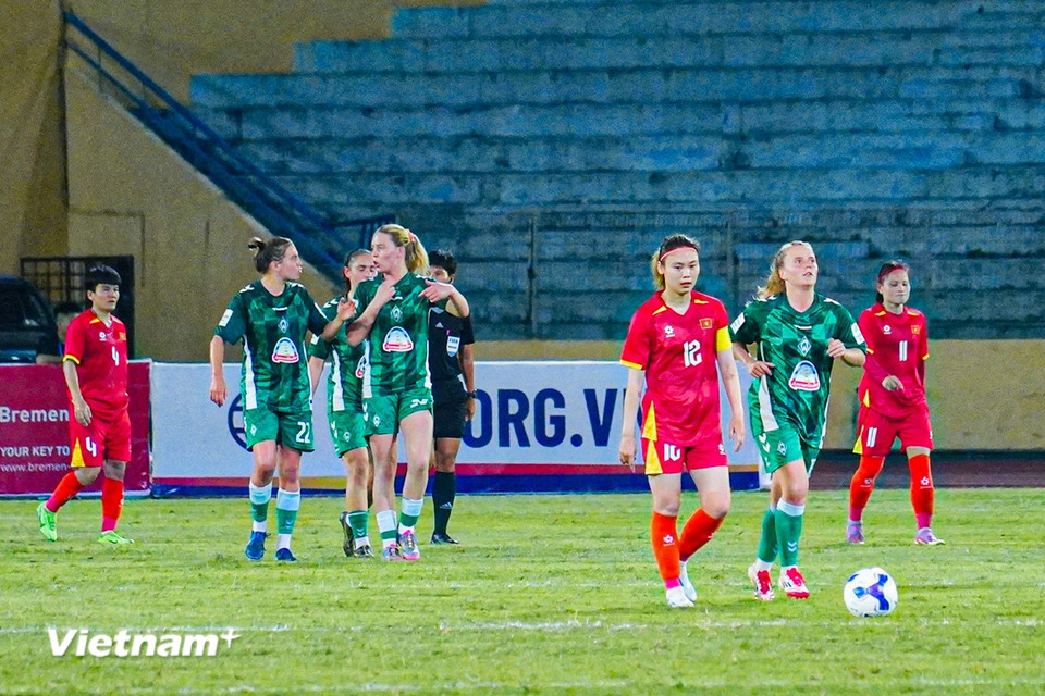 Dù thi đấu nỗ lực trong hiệp 1 nhưng Đội tuyển Nữ Việt Nam vẫn phải nhận bàn thua. (Ảnh: Việt Anh/Vietnam+)
