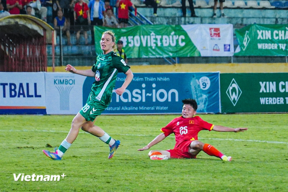 Đầu hiệp 2, tiền đạo trẻ vào sân thay người là Ngọc Minh Chuyên (số 25) có pha dứt điểm quyết đoán ghi bàn cho Đội tuyển Nữ Việt Nam. (Ảnh: Việt Anh/Vietnam+)