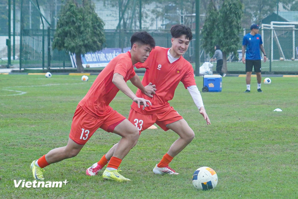 "Sao mai" sinh năm 2008 (số 33) nhanh chóng hòa nhập với các đồng đội. (Ảnh: Việt Anh/Vietnam+)