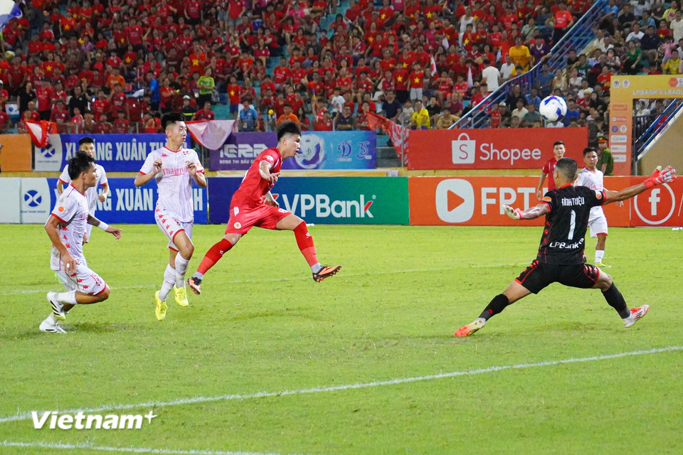 Cuối hiệp 1, Công an Hà Nội có cơ hội mở tỷ số nhưng cú sút của Lê Văn Đô lại đưa bóng vọt xà ngang. (Ảnh: Việt Anh/Vietnam+)