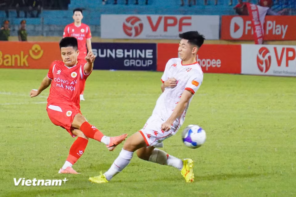 Các cầu thủ đội chủ nhà liên tục 'bắn phá' khung thành của thủ môn Đình Triệu. (Ảnh: Việt Anh/Vietnam+)