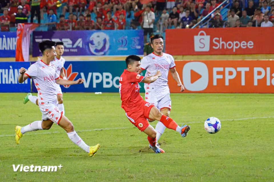 Cơ hội đầu tiên của trận đấu thuộc về thủ quân Quang Hải bên phía Công an Hà Nội. (Ảnh: Việt Anh/Vietnam+)