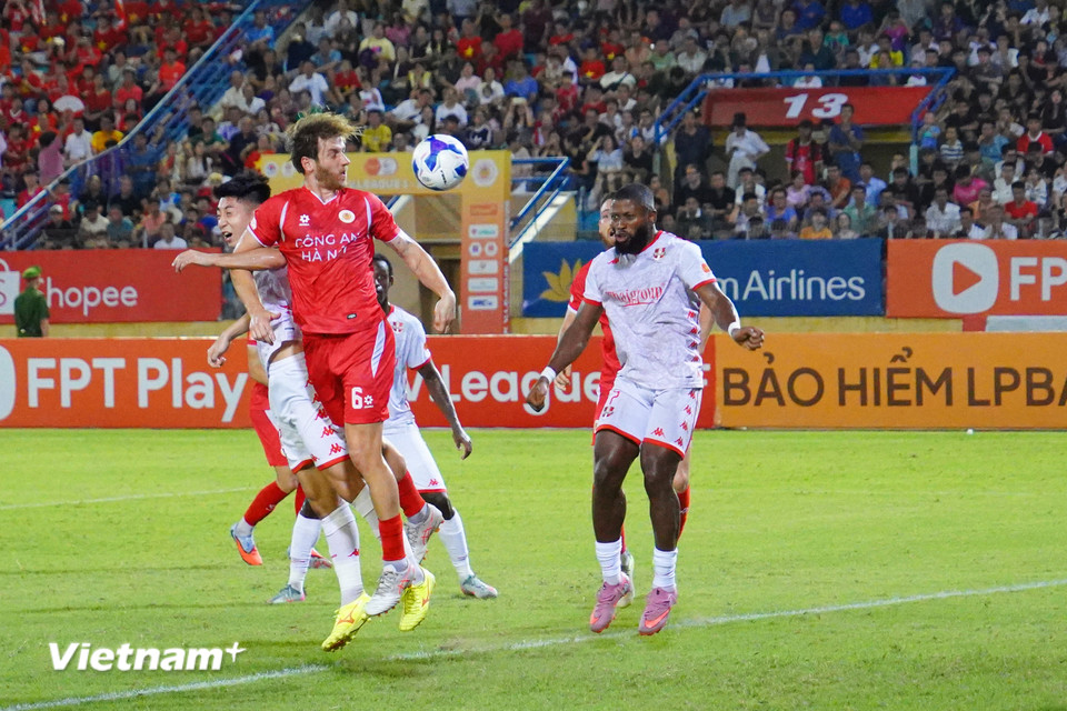 Nhận được nhiều kỳ vọng nhưng màn trình diễn của ngoại binh Stefan Mauk (áo đỏ) bên phía Công an Hà Nội ở trận đấu này không để lại nhiều ấn tượng. (Ảnh: Việt Anh/Vietnam+)
