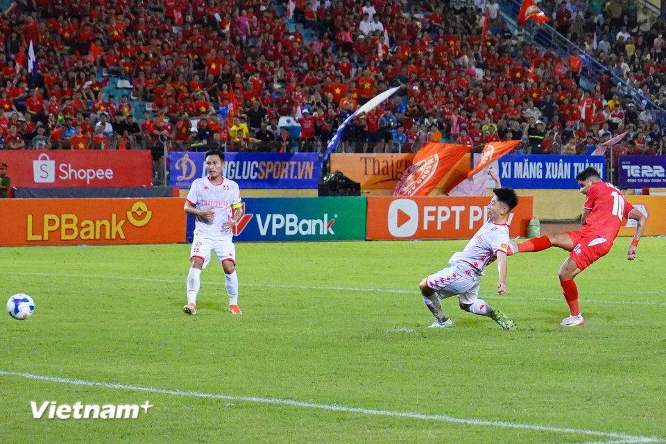 Chỉ 6 phút sau, Leo Artur kết thúc đợt phản công của đội chủ nhà bằng một pha dứt điểm gọn gàng, ấn định thắng lợi 2-0 để giúp Công an Hà Nội tạm vươn lên dẫn đầu bảng V-League với 10 điểm/4 trận. (Ảnh: Việt Anh/Vietnam+)