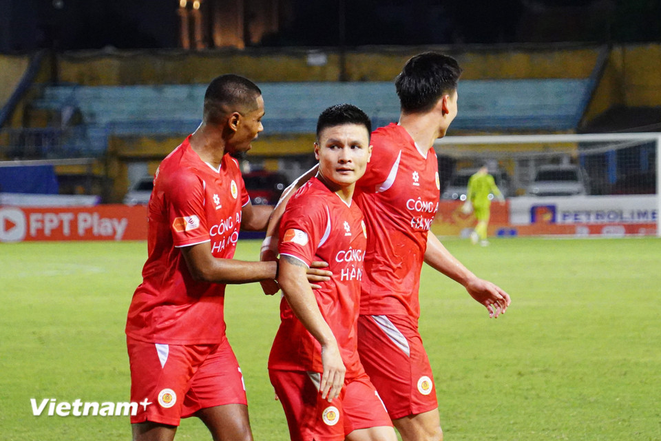 Đến phút thứ 64, Quang Hải lên tiếng với cú sút chìm hiểm hóc đánh bại thủ môn Đình Triệu, đưa Công an Hà Nội vươn lên dẫn trước 1-0. (Ảnh: Việt Anh/Vietnam+)