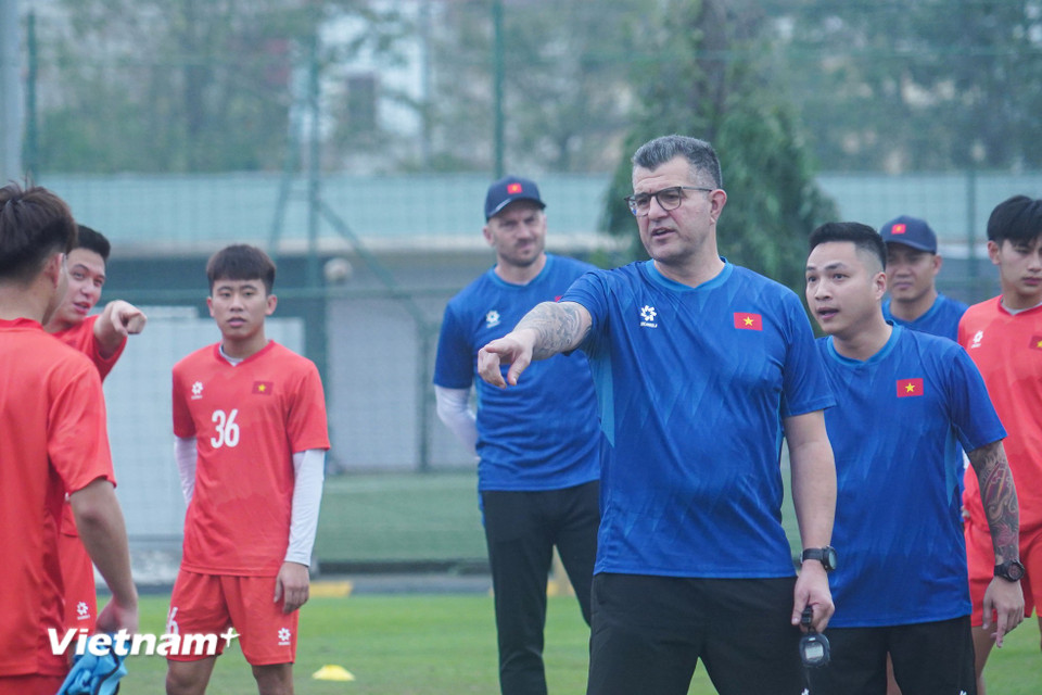 Thầy trò huấn luyện viên Cristiano Roland sẽ có một tuần tập trung tập luyện nhằm chuẩn bị tham dự Vòng Chung kết U17 châu Á 2025. (Ảnh: Việt Anh/Vietnam+)