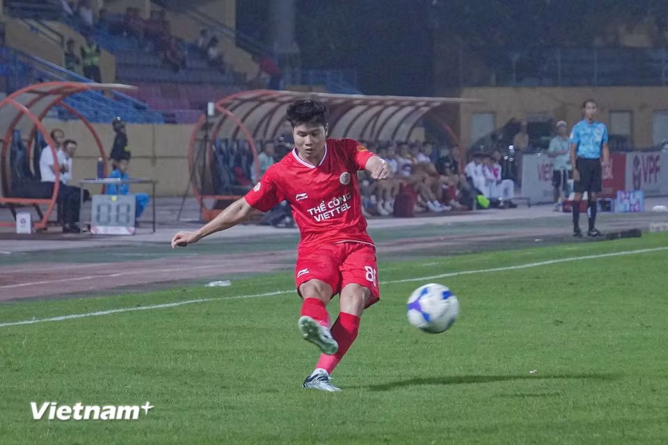 Tạt cánh là "bài đánh" chủ đạo mà Thể Công áp dụng ở trận đấu này. (Ảnh: Việt Anh/Vietnam+)
