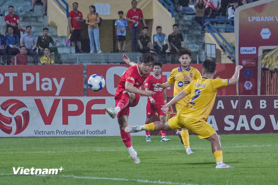 Đầu hiệp 2, huấn luyện viên Nguyễn Đức Thắng đưa tiền vệ Danh Trung (áo đỏ) vào sân để gia tăng sức tấn công cho Thể Công-Viettel. (Ảnh: Việt Anh/Vietnam+)