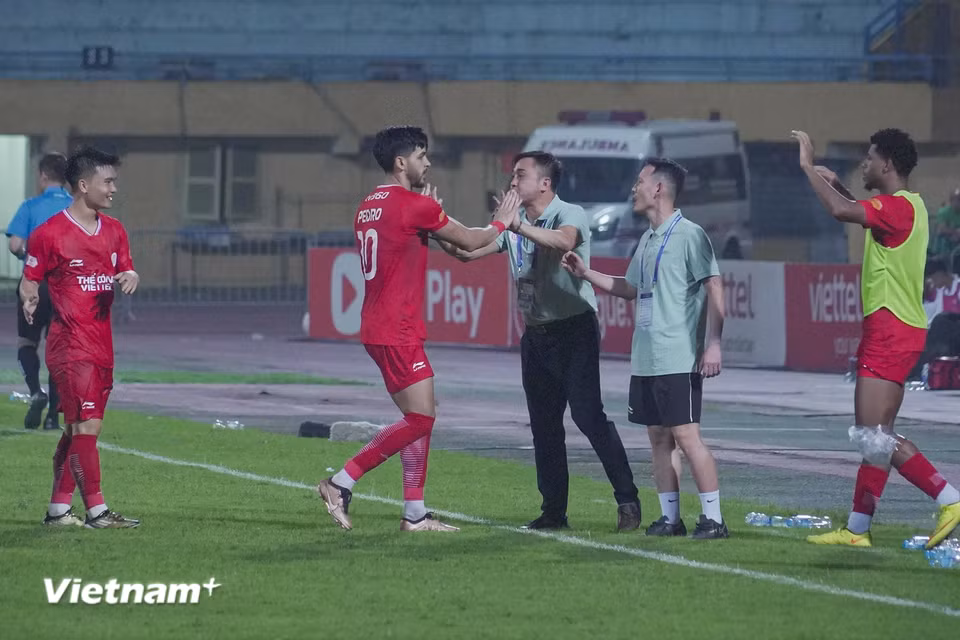 Tiền đạo mang áo số 10 ăn mừng cùng huấn luyện viên Nguyễn Đức Thắng. Chiến thắng chung cuộc 1-0 giúp Thể Công-Viettel tạm thời vươn lên xếp thứ 3 trên bảng xếp hạng. (Ảnh: Việt Anh/Vietnam+)