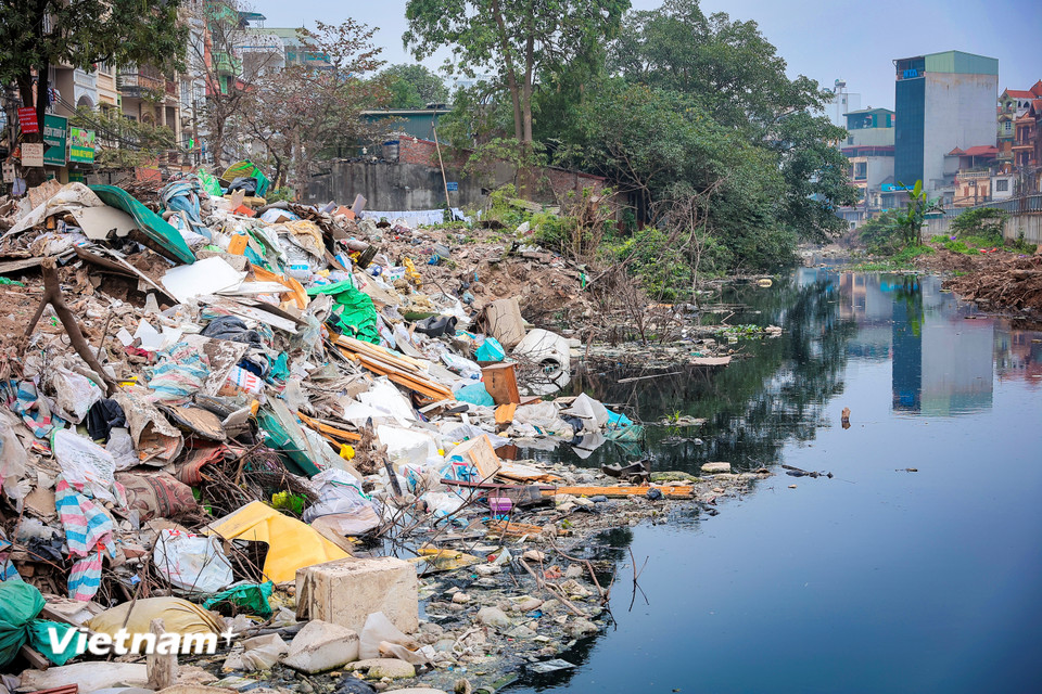 Nhiều khu vực trở thành điểm tập kết rác thải bốc mùi khó chịu. (Ảnh: Hoài Nam/Vietnam+)