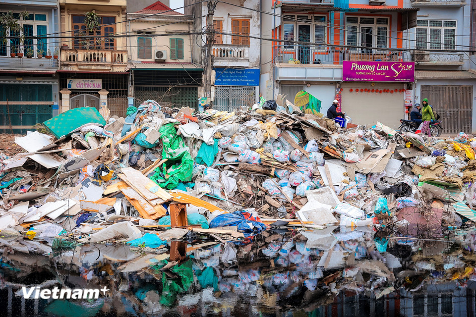 Người dân quanh khu vực hằng ngày sinh hoạt cạnh những núi rác khổng lồ. (Ảnh: Hoài Nam/Vietnam+)