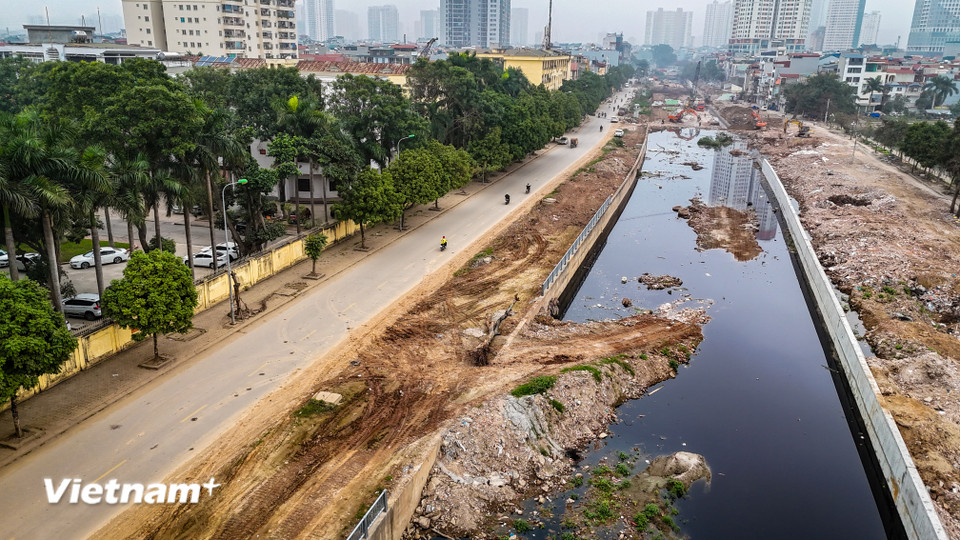 Mặc dù Trạm bơm Yên Nghĩa đã hoàn thiện từ tháng 1/2020 nhưng đến nay, trạm bơm này vẫn hoạt động cầm chừng do dự án cứng hóa kênh La Khê còn vướng giải phóng mặt bằng, chậm tiến độ. (Ảnh: Hoài Nam/Vietnam+)