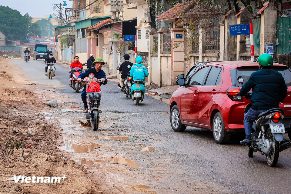 Đoạn đường dọc theo dự án xuống cấp, lầy lội, bụi bặm quanh năm (Ảnh: Hoài Nam/Vietnam+)