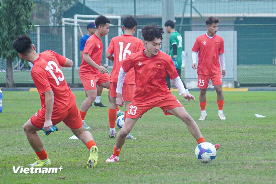 Chiều 3/3, các tuyển thủ của Đội U17 Việt Nam bước vào buổi tập đầu tiên tại Trung tâm đào tạo bóng đá trẻ Việt Nam (Hà Nội). (Ảnh: Việt Anh/Vietnam+)