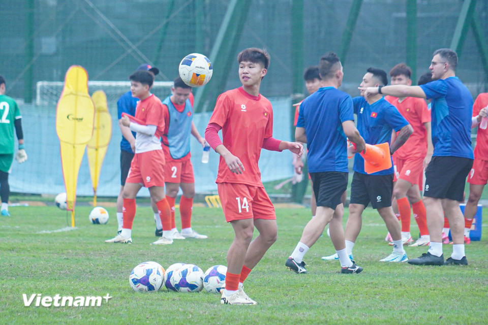 Sau thời gian tập luyện tại Hà Nội, đội sẽ có 2 trận “thử lửa” với chủ nhà U17 Oman trước khi di chuyển sang Saudi Arabia để tham dự Vòng Chung kết U17 châu Á 2025. (Ảnh: Việt Anh/Vietnam+)