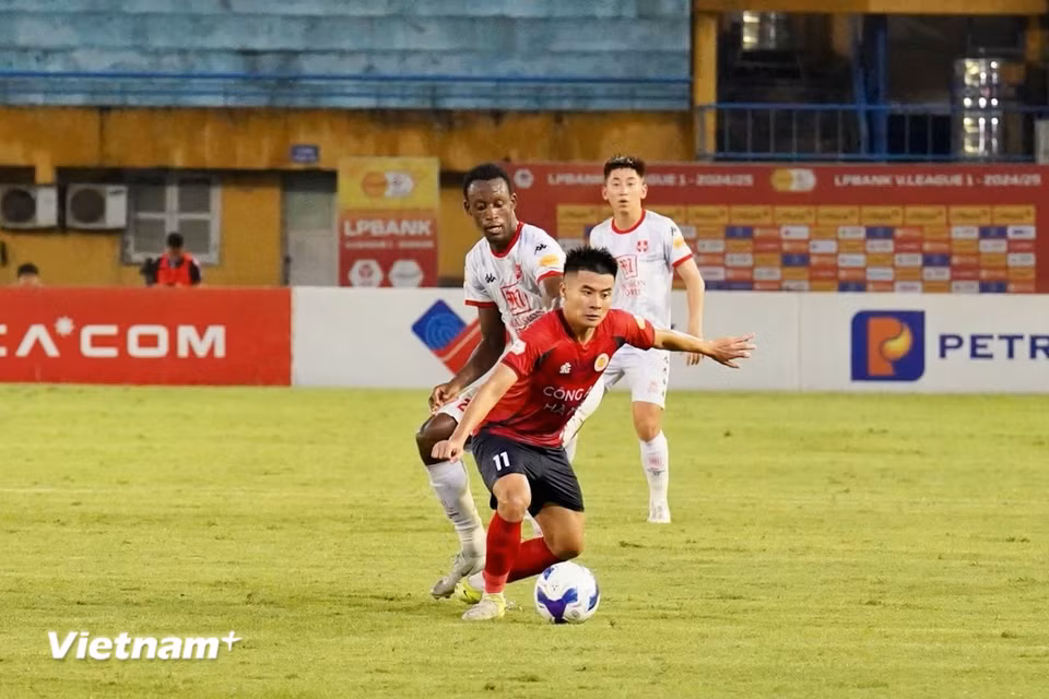Giáp Tuấn Dương (áo đỏ) nhân đôi cách biệt cho Đội bóng ngành Công an ở phút thứ 35. (Ảnh: Minh Thư/Vietnam+)