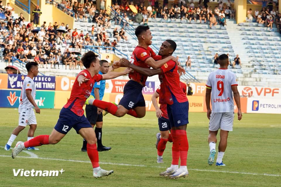 Ngay từ những phút đầu, đoàn quân của huấn luyện viên Mano Polking đã chủ động đẩy cao đội hình nhằm tìm kiếm lợi thế sớm. (Ảnh: Minh Thư/Vietnam+)