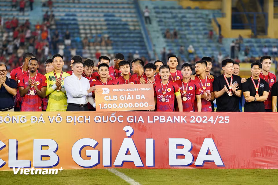 Quang Hải và các đồng đội "về đích" với vị trí thứ 3 tại V-League 2024-2025. (Ảnh: Minh Thư/Vietnam+)