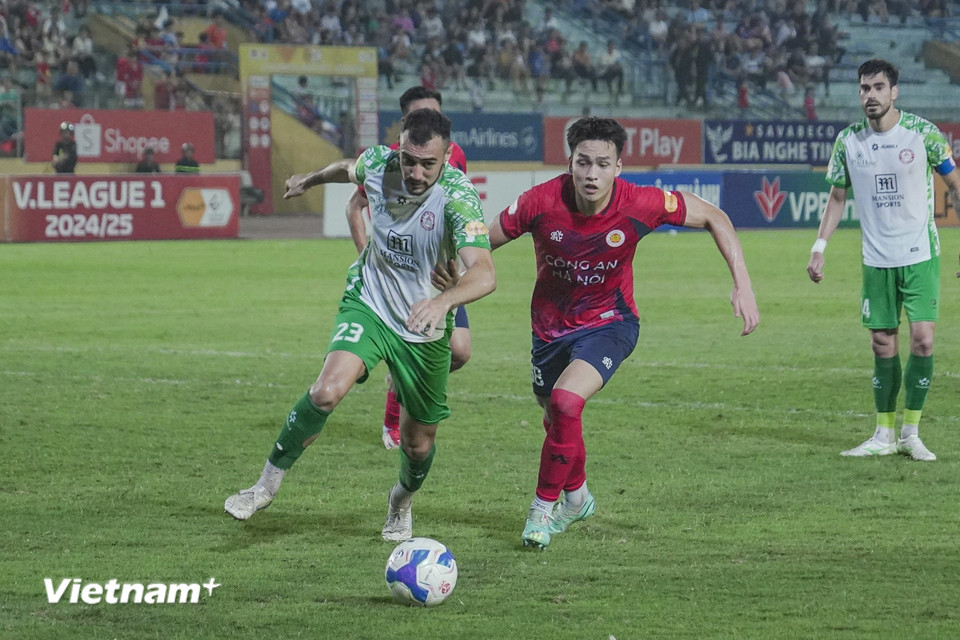 Với chỉ 9 người trên sân, Công an Hà Nội gặp khó trong nhiệm vụ ghi bàn. (Ảnh: Việt Anh/Vietnam+)