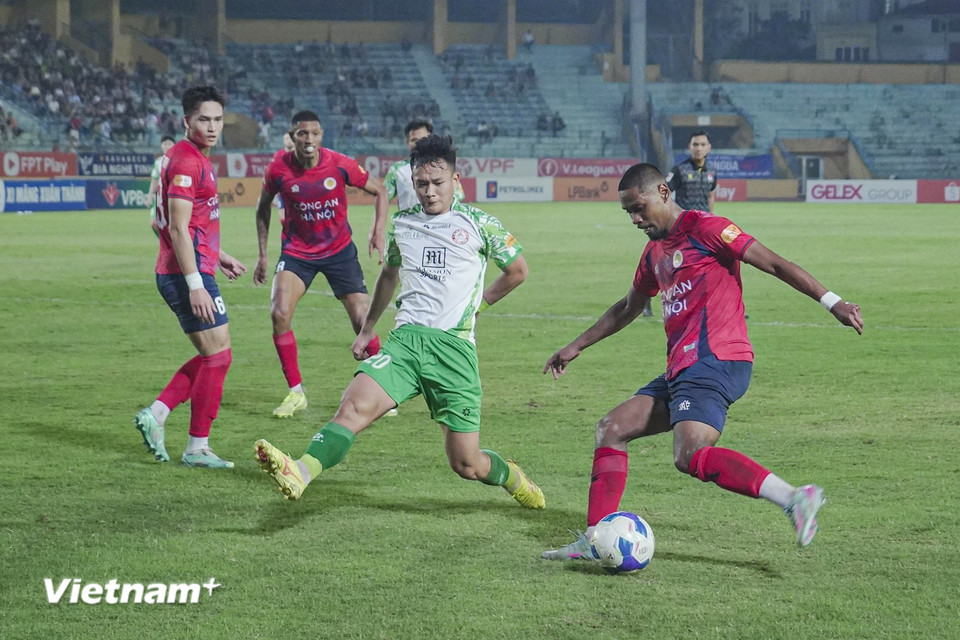 Sau hiệp một không có bàn thắng, Công an Hà Nội tiếp tục gia tăng sức ép trong hiệp hai. (Ảnh: Việt Anh/Vietnam+)