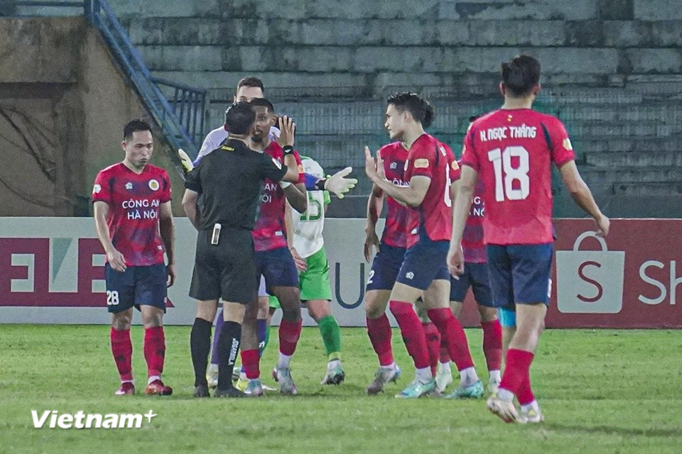 Trong thế trận áp đảo, Công an Hà Nội bất ngờ rơi vào thế khó khi hậu vệ Nguyễn Văn Đức (số 28, ngoài cùng bên trái) nhận thẻ đỏ trực tiếp. (Ảnh: Việt Anh/Vietnam+)