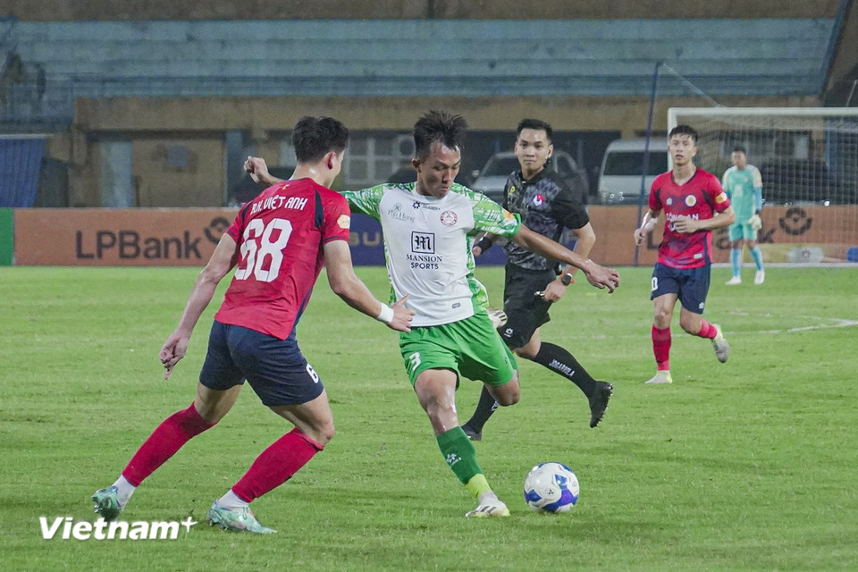 Pha dứt điểm đầu tiên bên phía đội khách được thực hiện bởi hậu vệ Nguyễn Thanh Thảo. (Ảnh: Việt Anh/Vietnam+)