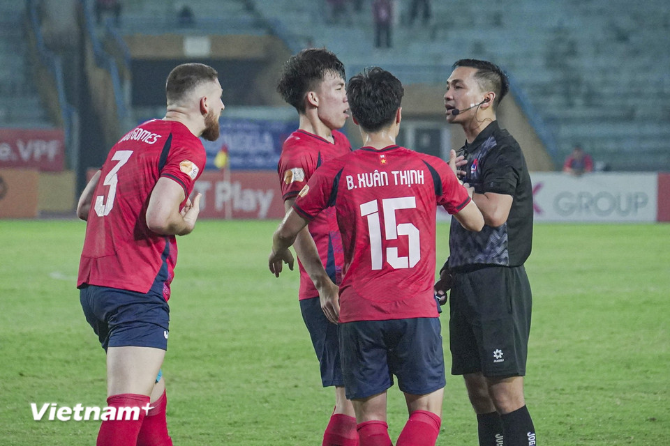 Các cầu thủ đội chủ nhà gây sức ép đòi một quả phạt đền ở những phút cuối, tuy nhiên trọng tài chính Đỗ Khánh Nam quyết định không có penalty. Hòa không bàn thắng trên sân nhà, Công an Hà Nội đối mặt nguy cơ để các đội xếp trên gia tăng khoảng cách. (Ảnh: Việt Anh/Vietnam+)